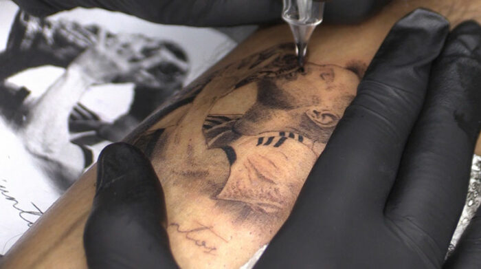 Los tatuajes de Lionel Messi son requeridos por los fanáticos del campeón del Mundial Qatar 2022 en Rosario, Argentina. Foto: EFE