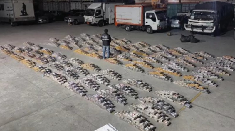Más de dos toneladas se decomisaron en Guayas tras investigaciones contra el tráfico de drogas. Foto: Policía Nacional