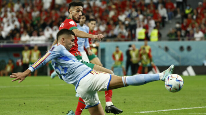 Noussair Mazraoui (atrás) de Marruecos disputa un balón con Ferrán Torres de España, en un partido de los octavos de final del Mundial de Fútbol Qatar 2022 entre Marruecos y España. Foto: EFE.