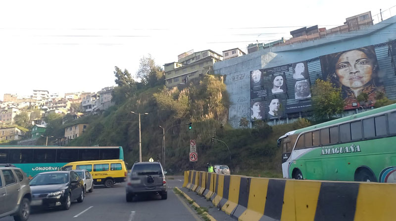 Agentes de tránsito se colocaron en sitios donde se reporta fuerte tráfico vehicular, como el sector de El Trébol, en el centro de Quito. Foto: Twitter AMT