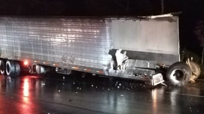 La parte trasera del contenedor del camión quedó destrozada por el impacto con el bus interprovincial. Foto: Cortesía Bomberos Mejía