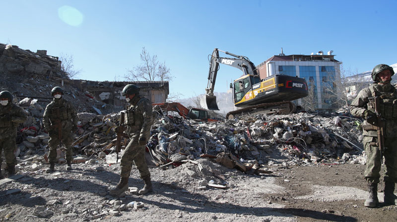 Los sobrevivientes permanecieron más de 200 horas bajo los escombros que dejaron los terremotos en Turquía. Foto: EFE
