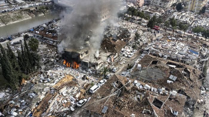 Vista desde un dron de un gran número de edificios colapsados a causa del potente terremoto en Turquía. Foto: EFE