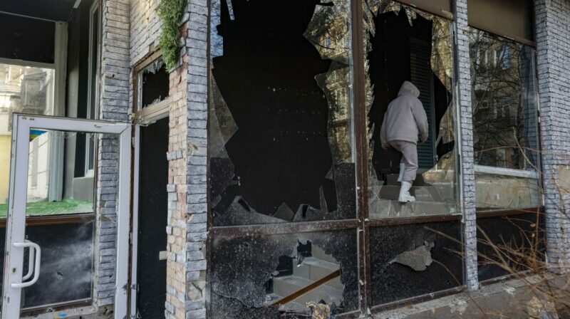 Una boutique de ropa dañada tras un bombardeo en el centro de Donetsk, Ucrania. Foto: EFE.