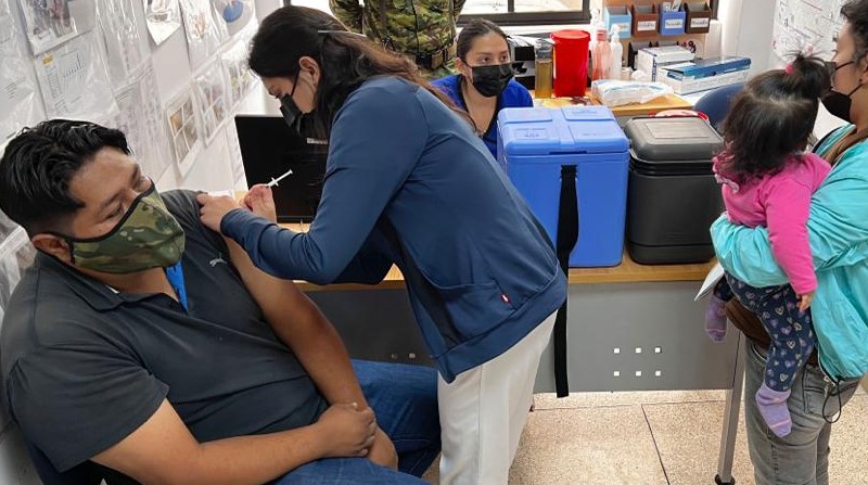 Trabajadores sanitarios del Municipio de Quito y el Ministerio de Salud vacunarán contra el covid-19 en centros específicos el fin de semana. Foto: Patricio Terán/ EL COMERCIO