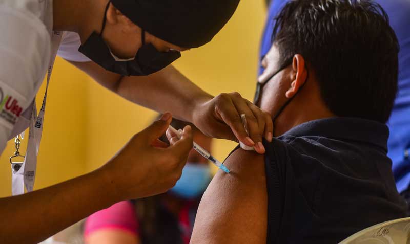 Las vacunas contra la influenza y el covid-19 se pueden colocar simultáneamente, en distintos lugares. Foto: archivo / EL COMERCIO