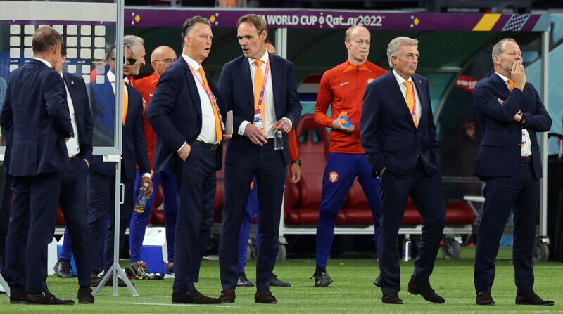 Louis Van Gaal (izq.) aseguró que Países Bajos logrará pasar a semifinales de Qatar 2022. Foto: EFE.