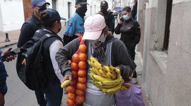 En Quito la presencia de vendedores ambulantes es notoria en calles y plazas. Foto: Archivo / EL COMERCIO