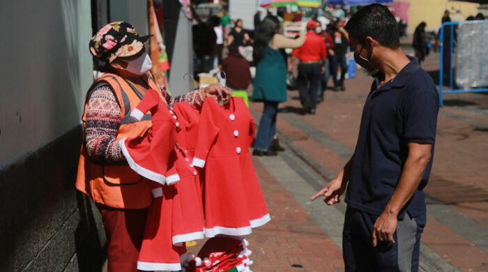 Los comerciantes señalan que las ventas por Navidad son escasas en el Centro Histórico de Quito. Foto: Julio Estrella/ EL COMERCIO