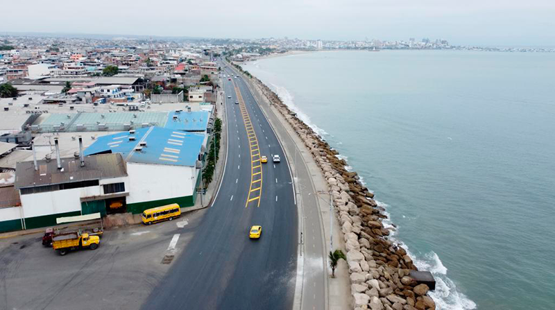 La vía Puerto - Aeropuerto de cinco kilómetros en Manta fue entregada. Foto: Twitter @ObrasPublicasEc