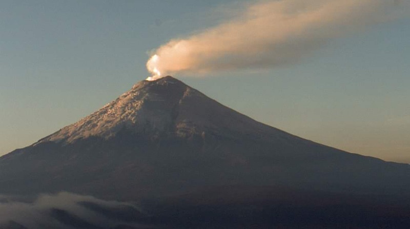 La nueva reactivación del volcán comenzó el 21 de octubre del 2022 cuando las estaciones sísmicas instaladas en los flancos de la montaña registraron una señal sísmica de tremor de frecuencia (vibraciones parecidas a un sismo). Foto: Twitter / Instituto Geofísico