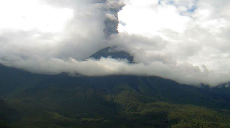 El volcán Reventador emitió una columna de ceniza que alcanzó los 1 000 metros sobre el cráter. Foto: Twitter IG