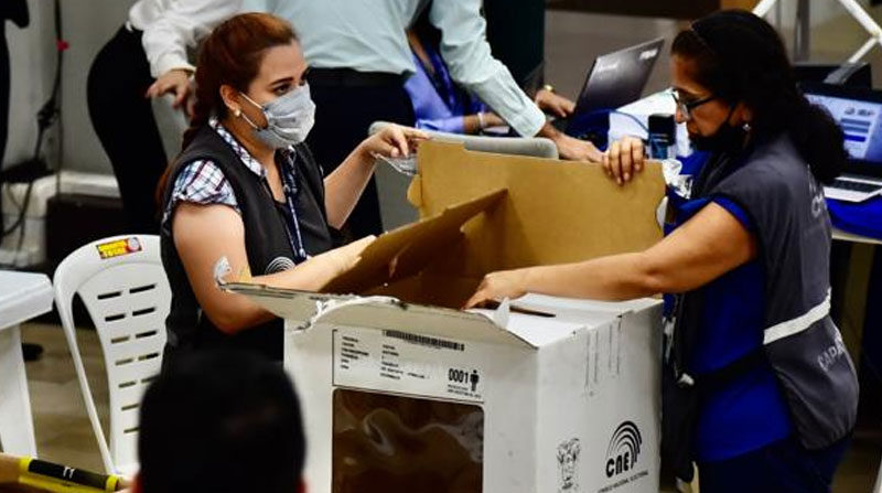 En Ecuador se realiza el conteo de votos, luego de las elecciones 2023. Foto: Enrique Pesantes/ EL COMERCIO