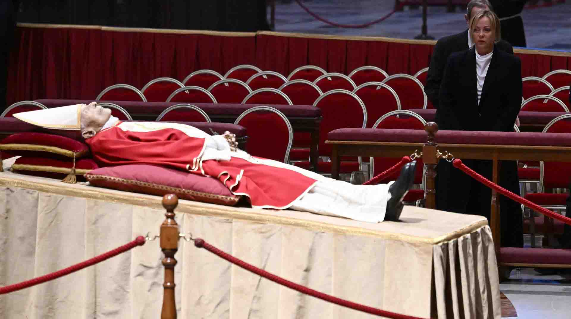 El Vaticano no declaró día de luto oficial este jueves a pesar de ser el día en el que Francisco preside el funeral de su predecesor, Benedicto XVI. Foto: EFE
