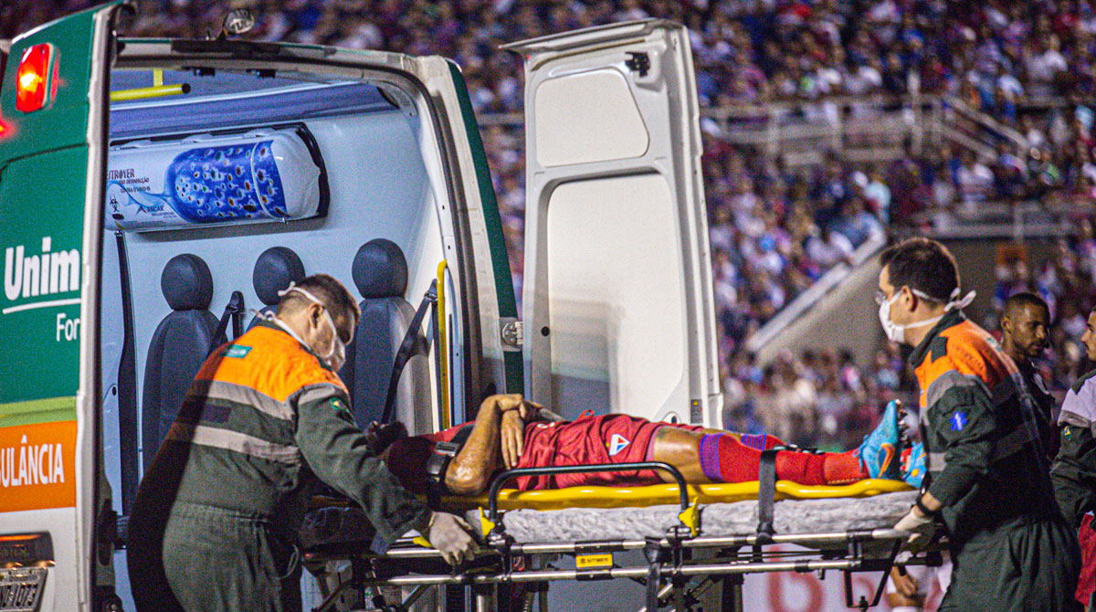 El futbolista Emanuel Brítez fue trasladado en ambulancia, en el fútbol brasileño. Foto: @DAZN_BRA