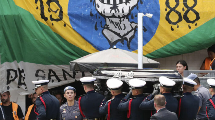 Miembros de una guardia de honor cargan el féretro con el cuerpo de la leyenda del fútbol Edson Arantes do Nascimento 'Pelé, el 3 de enero del 2023, tras finalizar su velatorio en el estadio Vila Belmiro en la ciudad de Santos. Foto: EFE