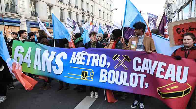 Manifestantes marchan por las calles de París contra la reforma de las pensiones en Francia. Foto: EFE