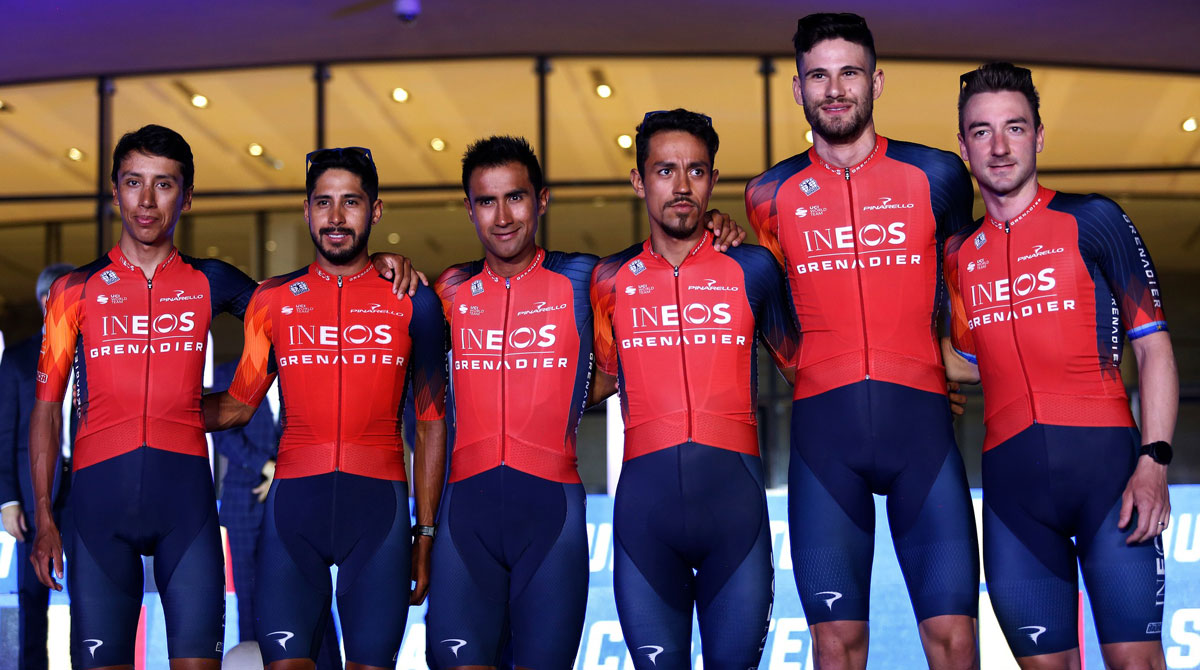 Jhonatan Narváez, tercero desde la izquierda, con el equipo del Ineos en la Vuelta a San Juan. Foto: @INEOSGrenadiers