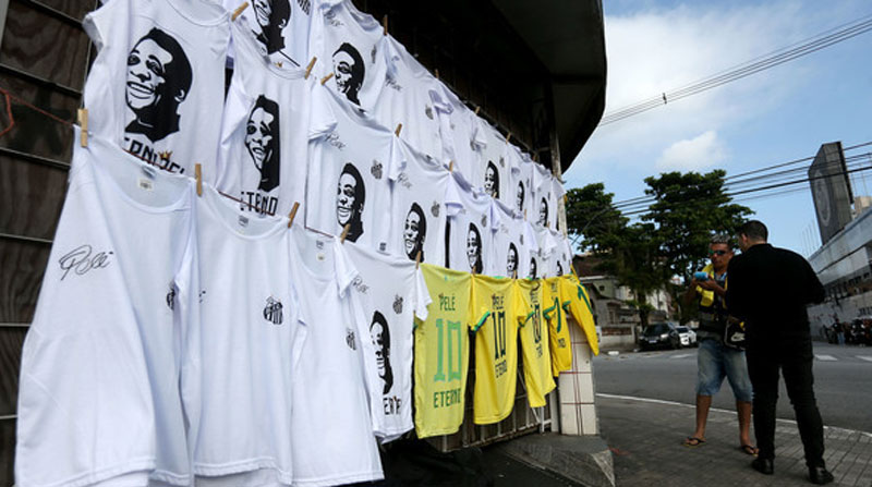 El velatorio de Pelé se celebra en el estadio Vila Belmiro, de la ciudad de Santos. Desde la FIFA se solicitará que en cada país se nombre a un estadio en honor a Pelé. Foto: EFE