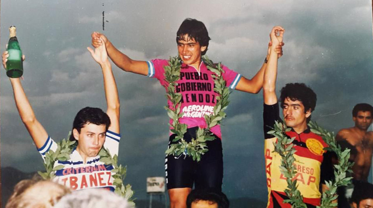 Juan Carlos Rosero en lo más alto del podio en la Vuelta a Mendoza, en Argentina. Foto: cortesía Sophia Rosero