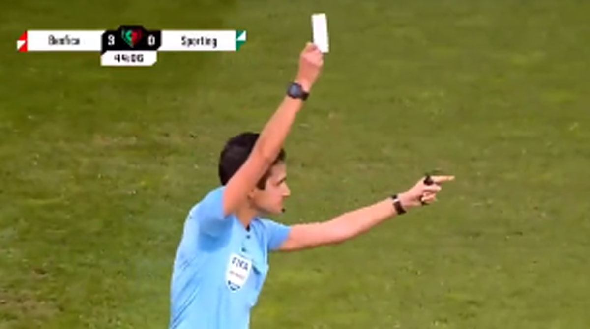 Catarina Branco mostró la primera tarjeta blanca en un partido de fútbol en Portugal. Foto: Captura de pantalla.