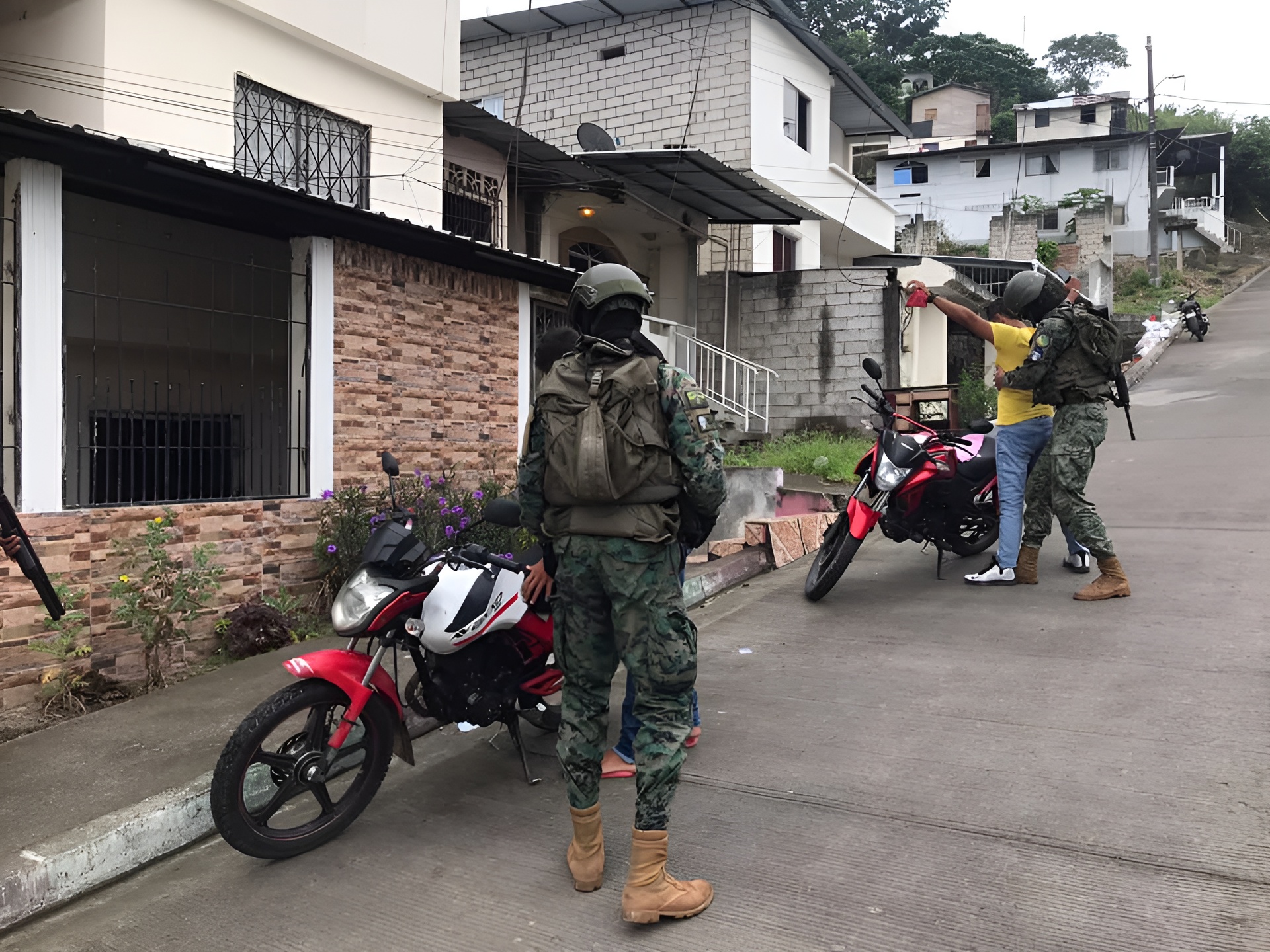 Militares ejecutan una revisión a personas en Esmeraldas. Foto Cortesía FF.AA.