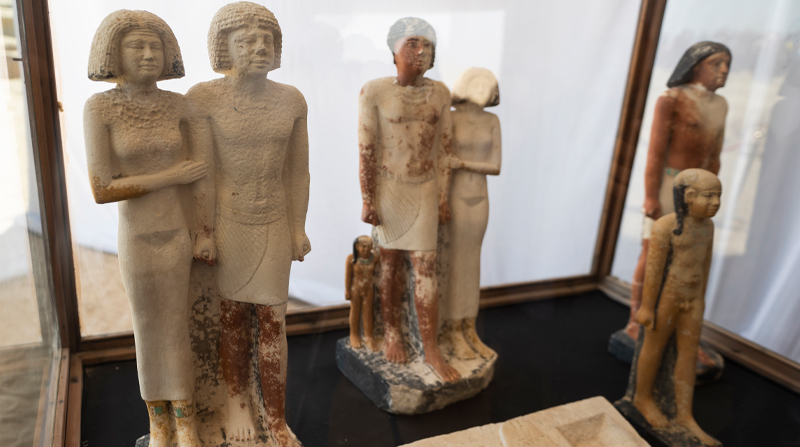 El equipo también encontró un grupo de estatuas de madera y tres estatuas de piedra. Foto: EFE