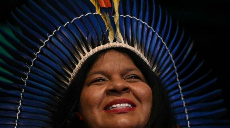 La ministra de los Pueblos Indígenas, Sônia Guajajara anunció la revocatoria de la normativa. Foto: EFE.