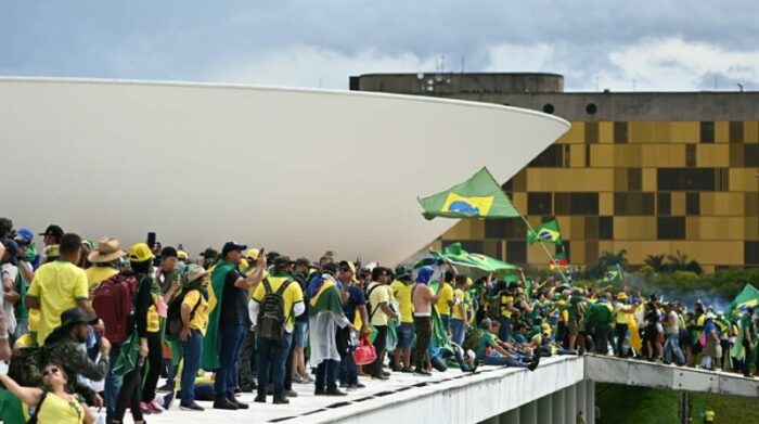 Manifestantes invaden el Congreso Nacional, el Supremo Tribunal Federal y el Palacio del Planalto, en Brasilia (Brasil). Foto: EFE.