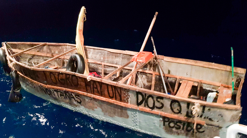 De acuerdo con un reporte en Twitter de la Guardia Costera de EE.UU., se trata de un supuesto barco de migración ilegal. Foto: EFE