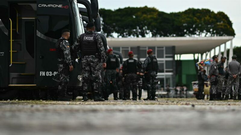 Oficiales de la Fuerza Nacional y de la Policía Militar llegan a la Plaza de los Tres Poderes para reforzar la seguridad tras las protestas del 8 de enero. Foto: EFE.