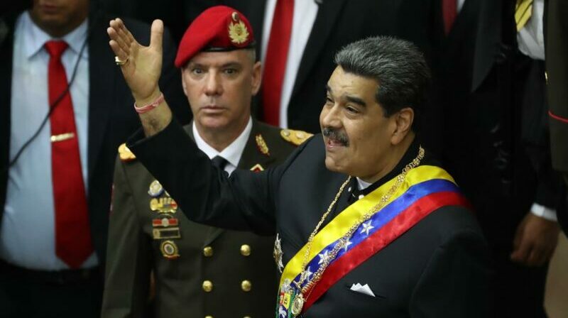 El presidente de Venezuela, Nicolás Maduro (d), fue registrado este jueves, 12 de enero, al saludar a la Asamblea Nacional, antes de su rendición de cuentas sobre su gestión en el año 2022. Foto: EFE.