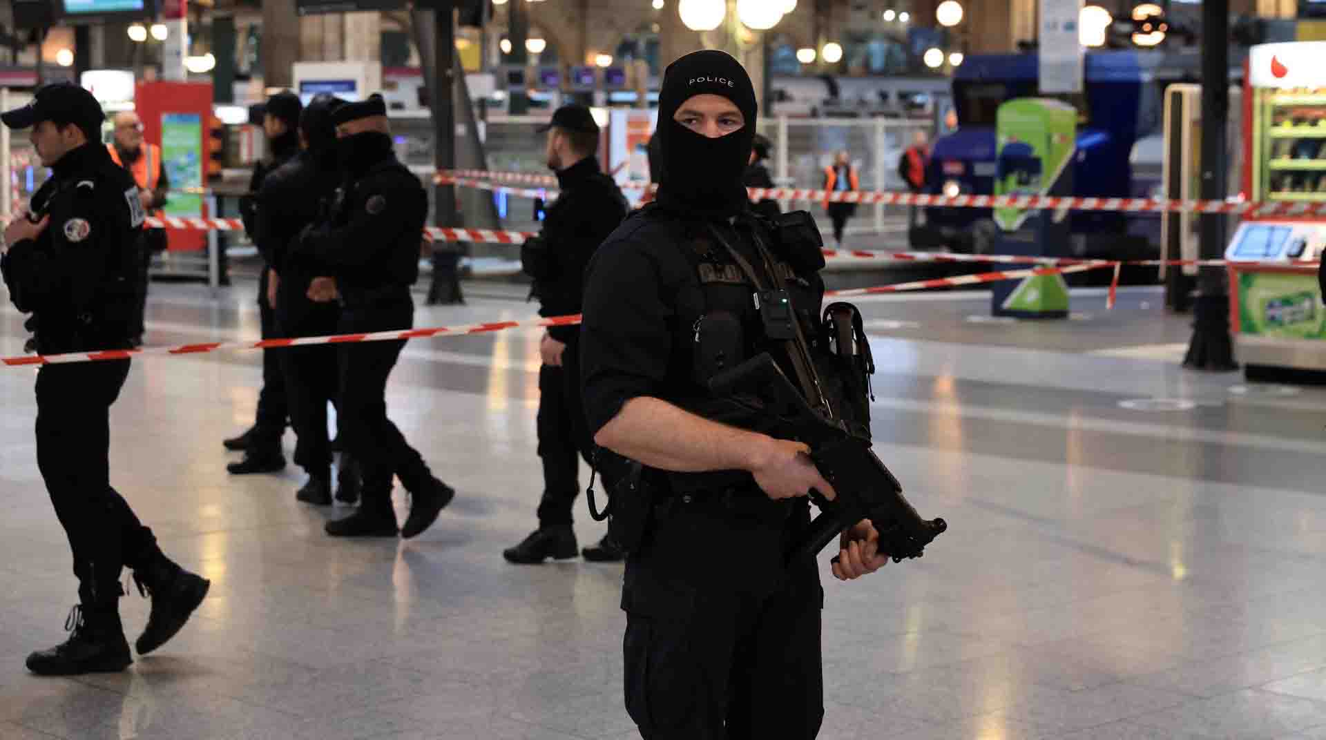 Agentes de la Policía francesa en la Estación del Norte de París tras el ataque armado que dejó a seis personas heridas. Foto: EFE