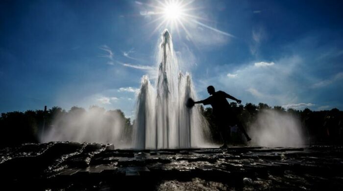 Una persona intenta refrescarse en una fuente de Berlín (Alemania) ante el impacto del calor. Foto: EFE.