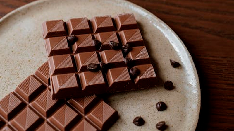 Imagen referencial. Las pruebas se realizaron utilizando una marca de lujo de chocolate negro en una superficie similar a una lengua artificial. Foto: Pexeles