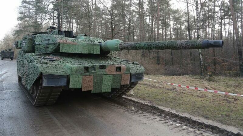 Un tanque de combate alemán tipo Leopard 2A7V en Munster, en el norte de Alemania, el 7 de febrero de 2022. Foto: EFE.