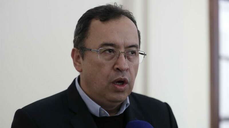 El ministro del Interior colombiano, Alfonso Prada, dió el anuncio sobre la suspensión del cese al fuego con ELN. Foto: EFE.