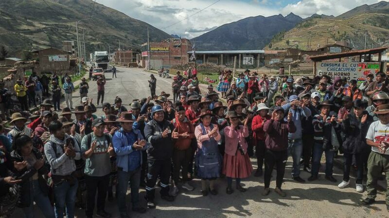 Grupos de personas mantienen por segundo día el bloqueo de la vía Panamericana Sur, en la región de Cuzco (Perú). Foto: EFE.