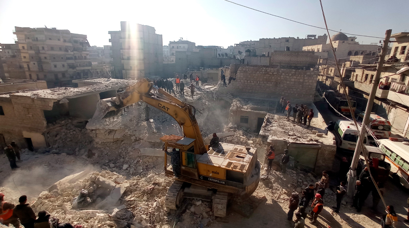Las autoridades sirias atribuyeron el colapso a una filtración de agua en los cimientos del edificio. Foto: EFE