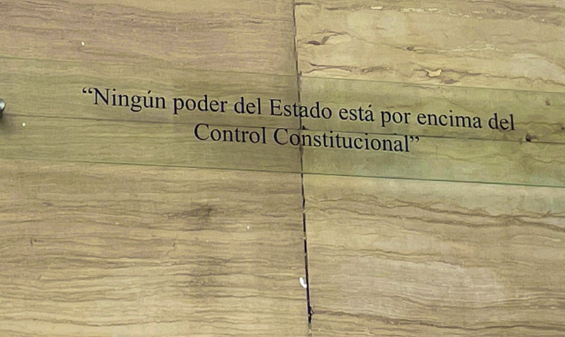 La placa ordenada por el juez de La Concordia, Ángel Lindao, fue colocada en la Asamblea en diciembre de 2022. Foto: Cortesía TVC