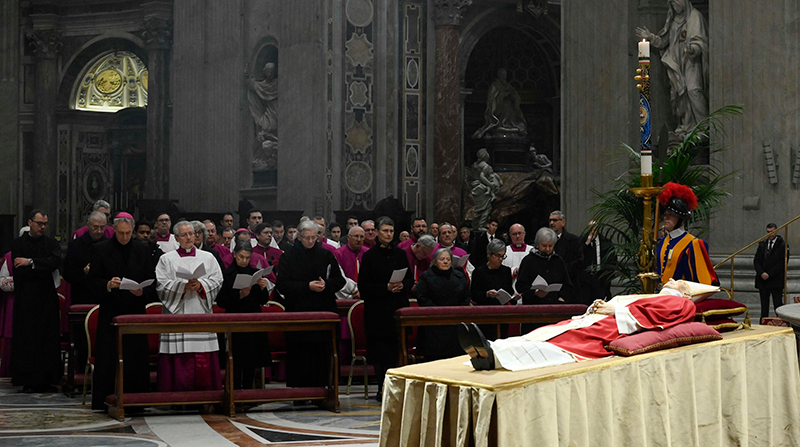 Fotografía proporcionada por los medios del Vaticano de la capilla ardiente de Benedicto XVI. Foto: EFE