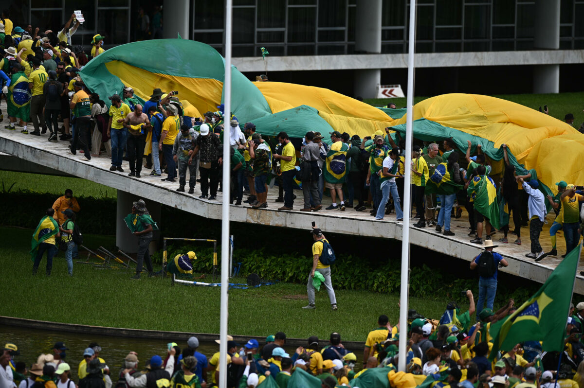Manifestantes que piden un golpe militar contra Lula da Silva ocuparon los tres poderes en Brasil. Foto: EFE