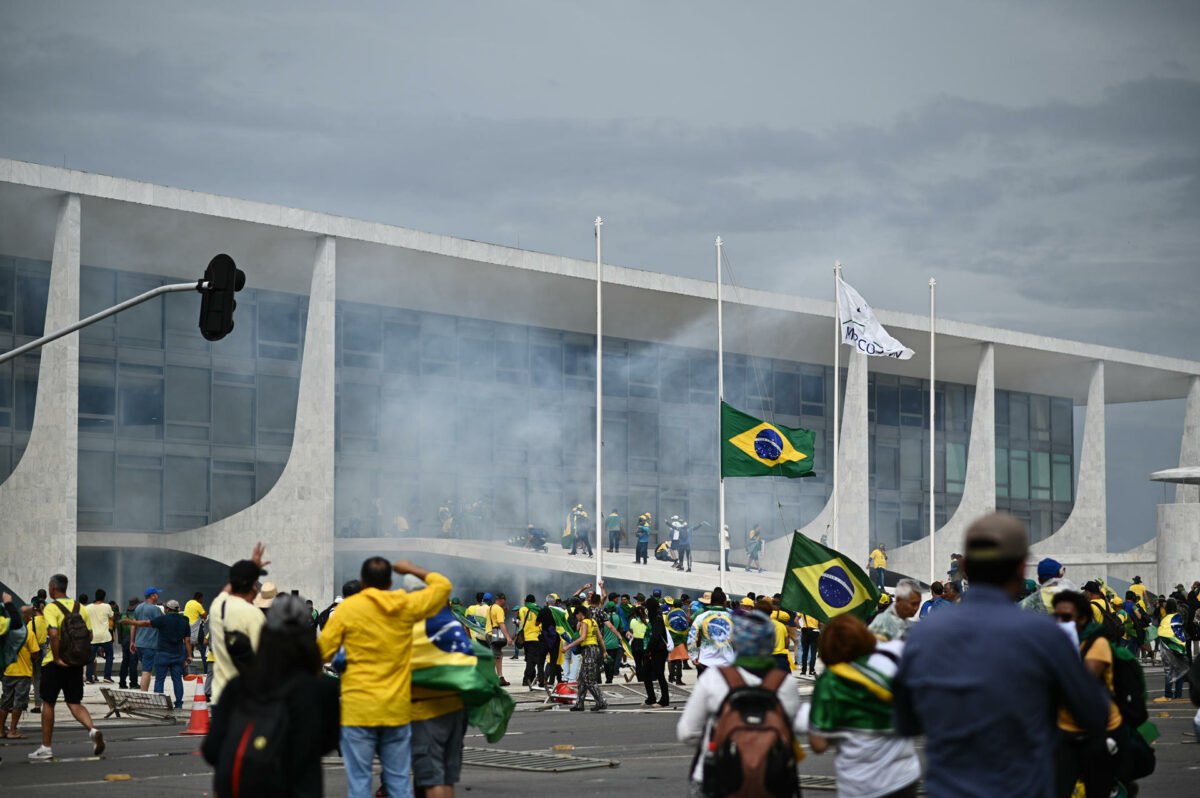 Manifestantes que exigen la salida de Lula da Silva sembraron el caos en Brasilia. Foto: EFE