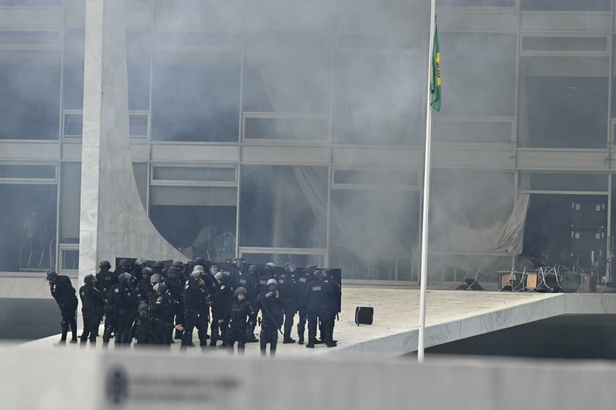 Policías antidisturbios recuperaron este domingo el control de los edificios públicos en Brasilia. Foto: EFE