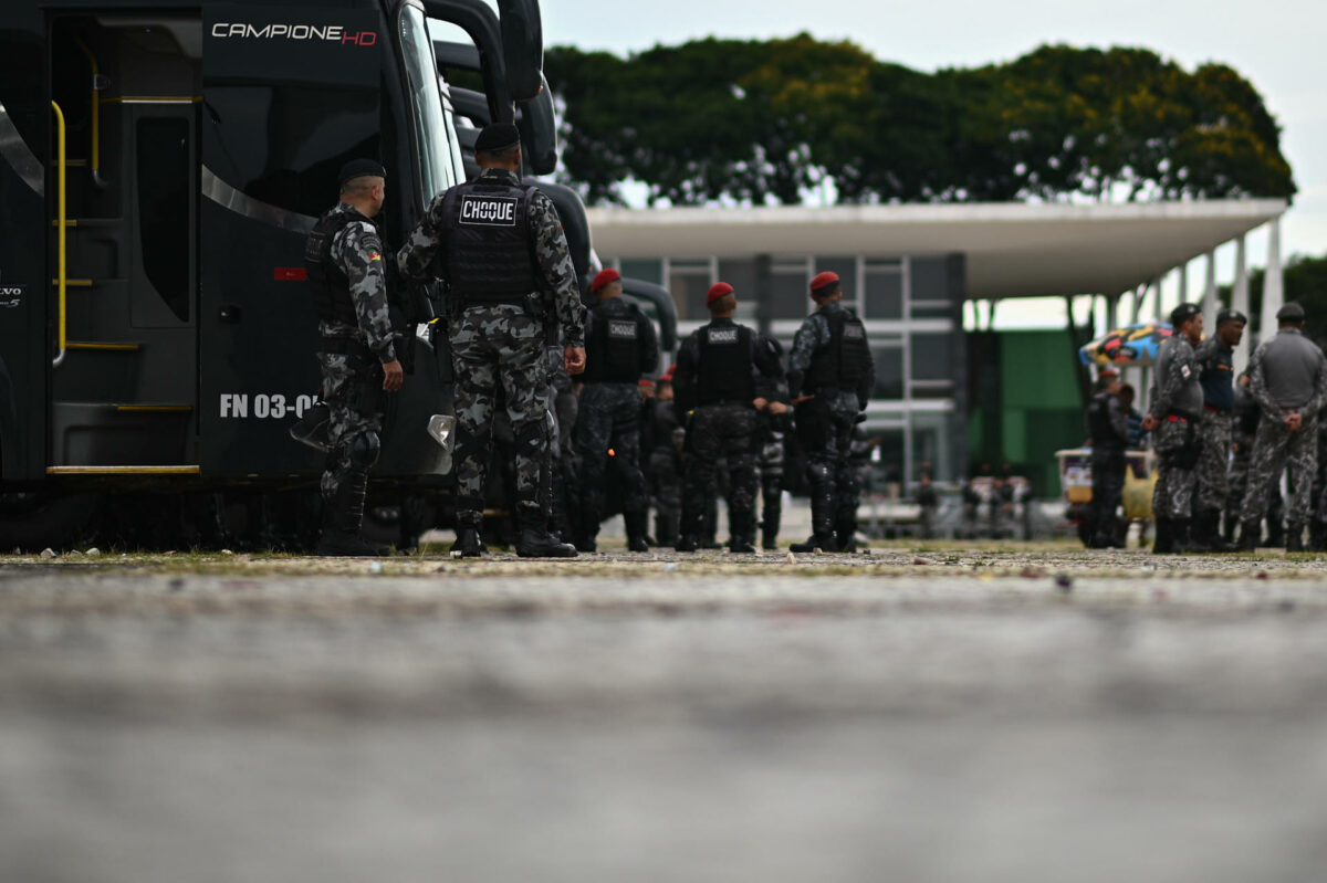 Oficiales de la Fuerza Nacional y de la Policía Militar refuerzan la seguridad de Brasilia. Foto: EFE