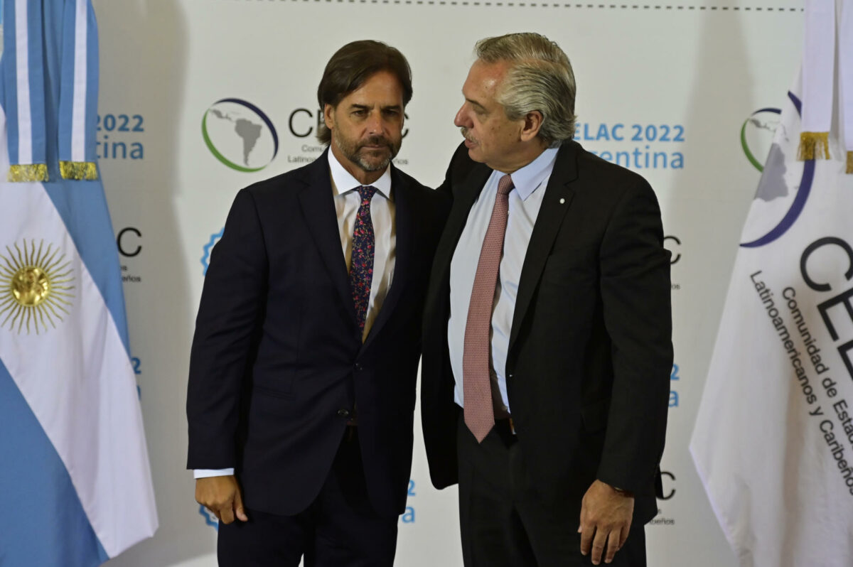 El presidente de Argentina, Alberto Fernandez (d) y el de Uruguay, Luis Lacalle Pou. Foto: EFE