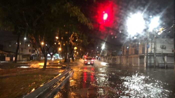 Calles de Urdesa y la avenida Las Aguas estuvieron entre las más afectadas por la lluvia la noche del 29 de enero. Foto: Enrique Pesantes / EL COMERCIO