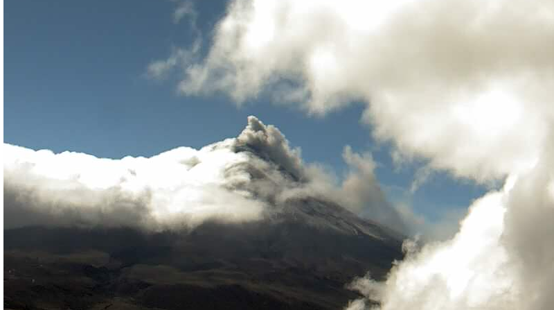 La emisión del volcán Cotopaxi con baja carga de ceniza fue observable debido a la condición favorable del clima de este 23 de enero de 2023. Foto: Twitter IG
