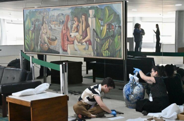 Pinturas, esculturas, muebles y otros objetos fueron dañados por los bolsonaristas. Foto: Twitter Daniel Adjuto