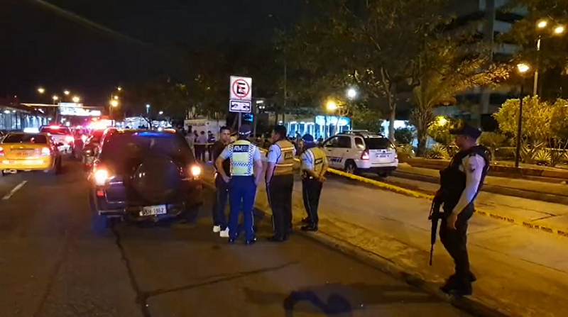 El asesinato de un agente de tránsito de la ATM se registró en la Carlos Julio Arosemena, cerca a centro comercial de la zona. Foto: Cortesía @paultutiven